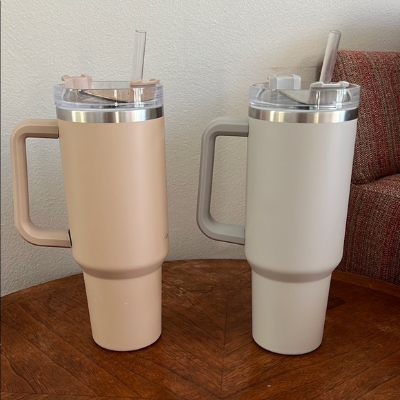 Stanley Quencher Tumbler - Tan and Cream - Picture 5 of 8